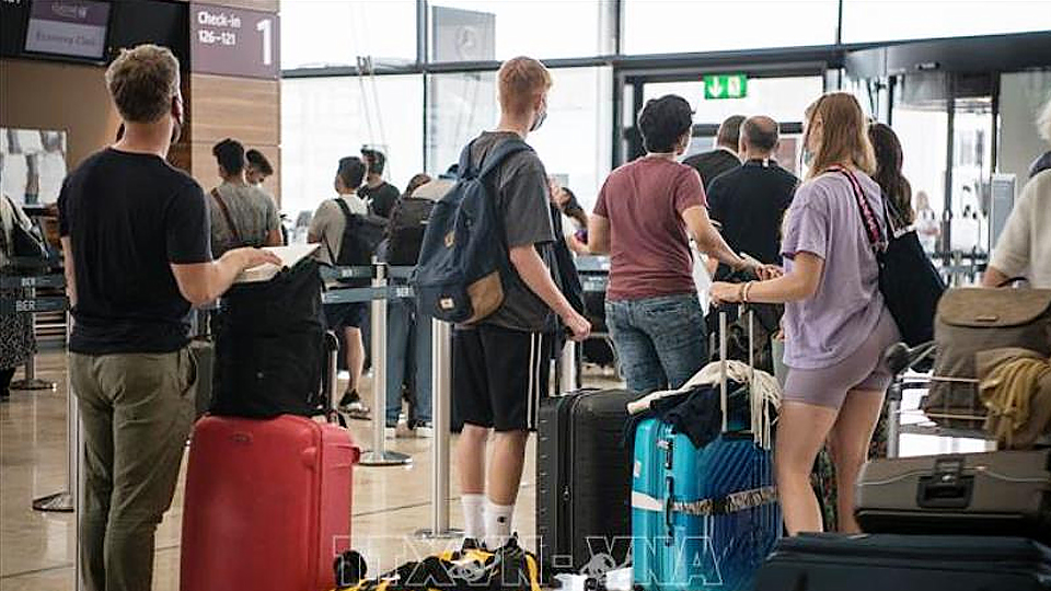 Hành khách tại sân bay Brandenburg, Đức. (Ảnh tư liệu: AFP/TTXVN)