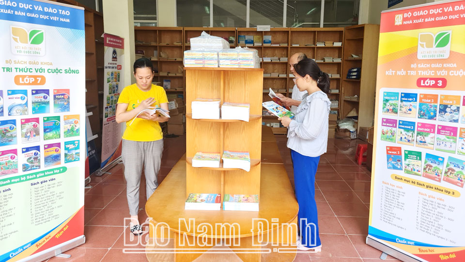 Nhân viên Công ty Cổ phần Sách và Thiết bị giáo dục Nam Định kiểm tra danh mục sách giáo khoa theo chương trình giáo dục phổ thông 2018 để chuẩn bị cung ứng cho các cơ sở giáo dục trên địa bàn tỉnh.