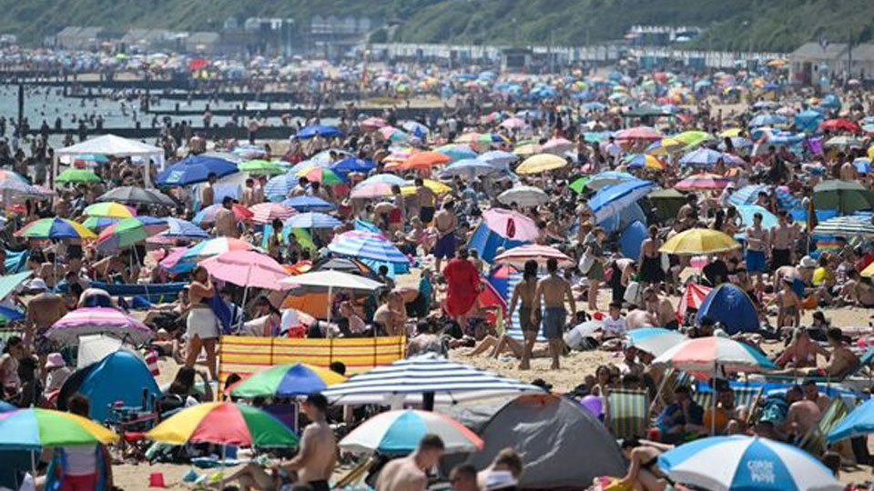 Nhiều người dân ở Anh đổ ra các bãi biển trong những ngày nắng nóng cao điểm.  Ảnh: The Mirror