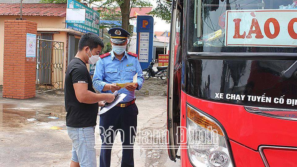 Lực lượng Thanh tra Giao thông (Sở GTVT) kiểm tra việc chấp hành các quy định của pháp luật về vận tải hành khách bằng ô tô trên địa bàn huyện Giao Thuỷ.