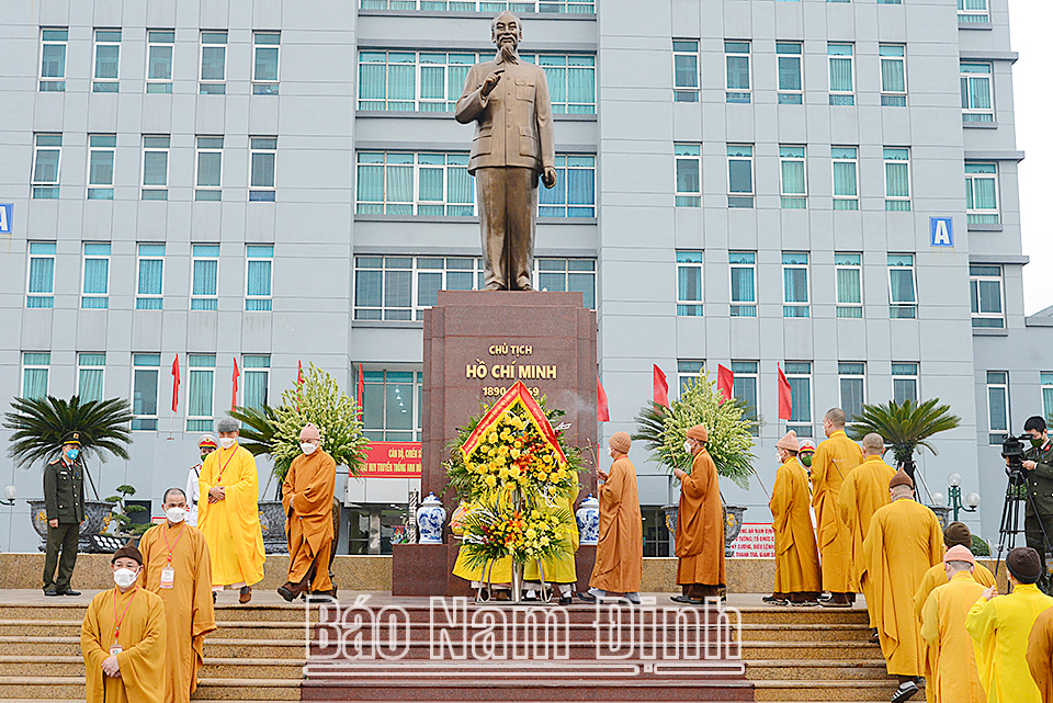 Các vị chức sắc Phật giáo tỉnh thành kính dâng hương, hoa tại Tượng đài Chủ tịch Hồ Chí Minh trong khuôn viên trụ sở Công an tỉnh.