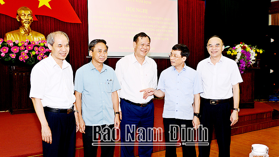 Các đồng chí Phó Bí thư Thường trực Tỉnh ủy Lê Quốc Chỉnh và Phó Trưởng Ban Kinh tế Trung ương Nguyễn Duy Hưng trao đổi kinh nghiệm với đại biểu dự hội nghị.