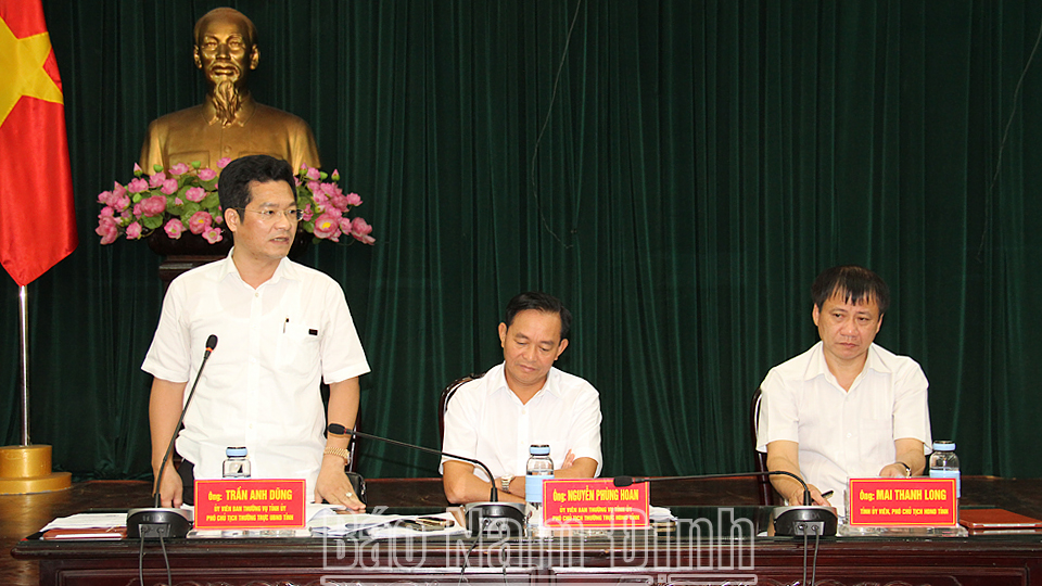 Đồng chí Trần Anh Dũng, Ủy viên Ban TVTU, Phó Chủ tịch Thường trực UBND tỉnh giải trình những vấn đề đại biểu quan tâm.