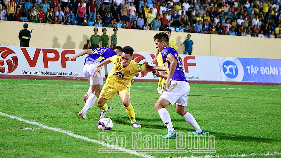 Một tình huống tranh chấp bóng giữa các cầu thủ Nam Định và Hà Nội.