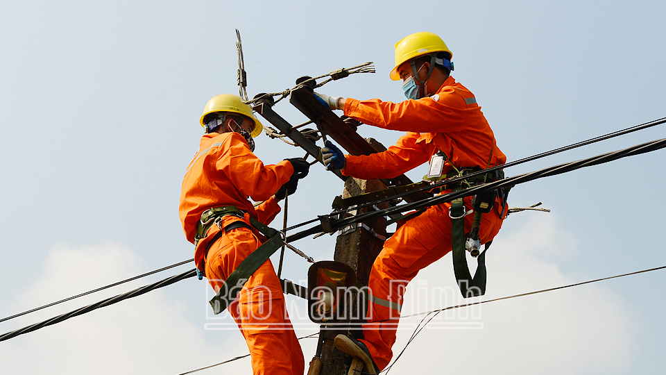 Điện lực Ý Yên tập trung đầu tư, nâng cấp hệ thống điện nông thôn tại xã Yên Lộc, đáp ứng nhu cầu sử dụng tăng cao của nhân dân trong những ngày nắng nóng. 
