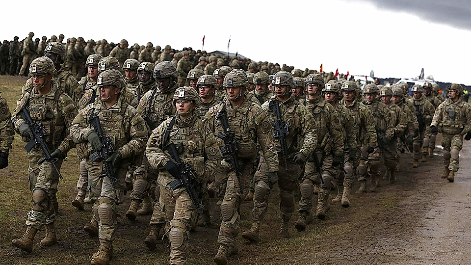 Các binh sĩ Mỹ tại lễ chào đón quân đội NATO tại Orzysz, Ba Lan. (Ảnh: REUTERS)