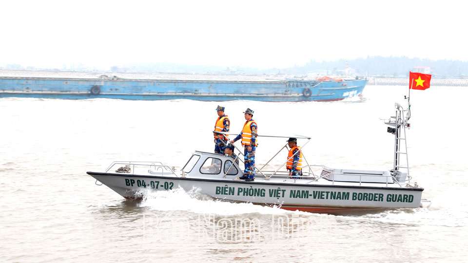 Cán bộ, chiến sĩ Hải đội 2 (Bộ đội Biên phòng tỉnh) tuần tra, kiểm soát khu vực cửa sông Ninh Cơ.