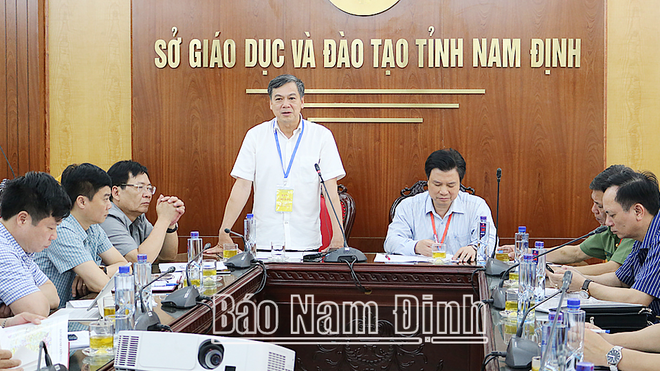 Đồng chí Trần Lê Đoài, TUV, Phó Chủ tịch UBND tỉnh, Trưởng Ban Chỉ đạo thi tốt nghiệp THPT tỉnh phát biểu tại buổi làm việc