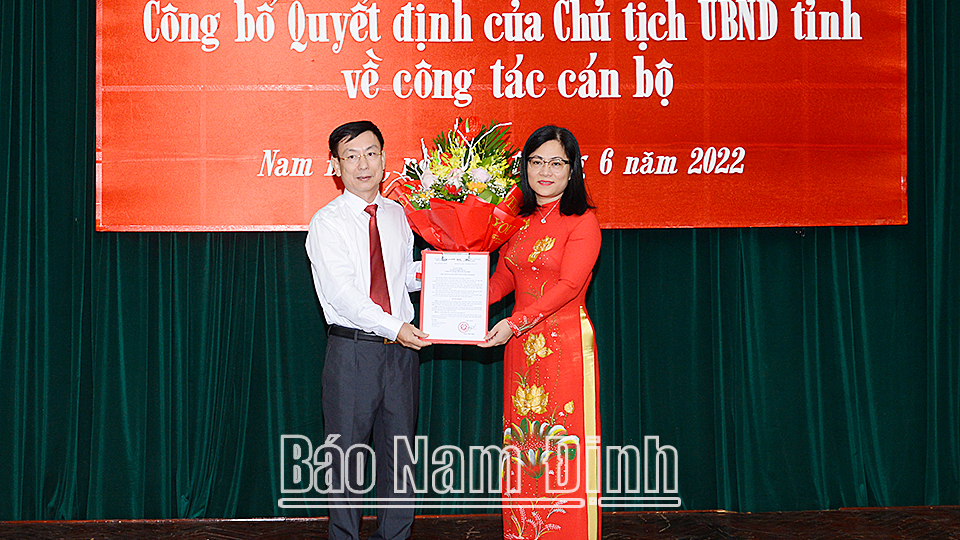 Đồng chí Chủ tịch UBND tỉnh Phạm Đình Nghị trao Quyết định bổ nhiệm và tặng hoa chúc mừng đồng chí Chu Thị Hồng Loan.