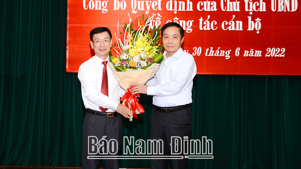 DSC6841: Đồng chí Chủ tịch UBND tỉnh Phạm Đình Nghị tặng hoa đồng chí Trần Kha.