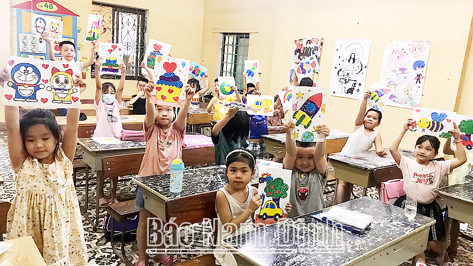 Các em thiếu nhi học vẽ tại Xưởng mỹ thuật - sáng tạo Hậu Trần Art (thành phố Nam Định).