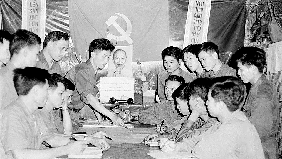Cán bộ đại đội pháo binh 17, đoàn 85 Quân giải phóng Quảng Trị bàn bạc kế hoạch tác chiến với cán bộ quân sự địa phương.