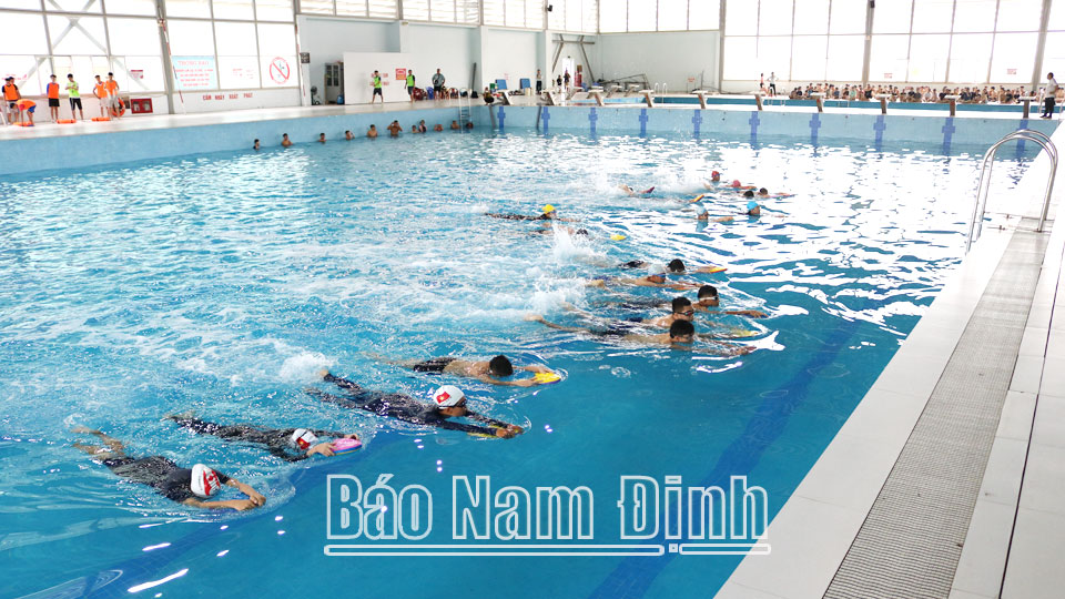 Các vận động viên năng khiếu bơi - lặn của Trung tâm Huấn luyện và Thi đấu thể dục thể thao tỉnh trong một buổi tập luyện.