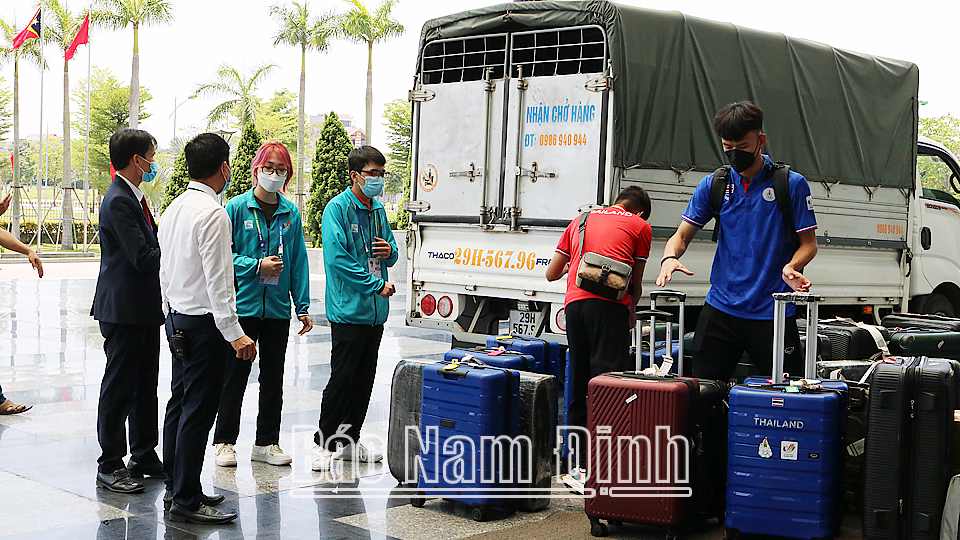 Tình nguyện viên hướng dẫn các cầu thủ U23 Thái Lan tại Khách sạn Nam Cường.