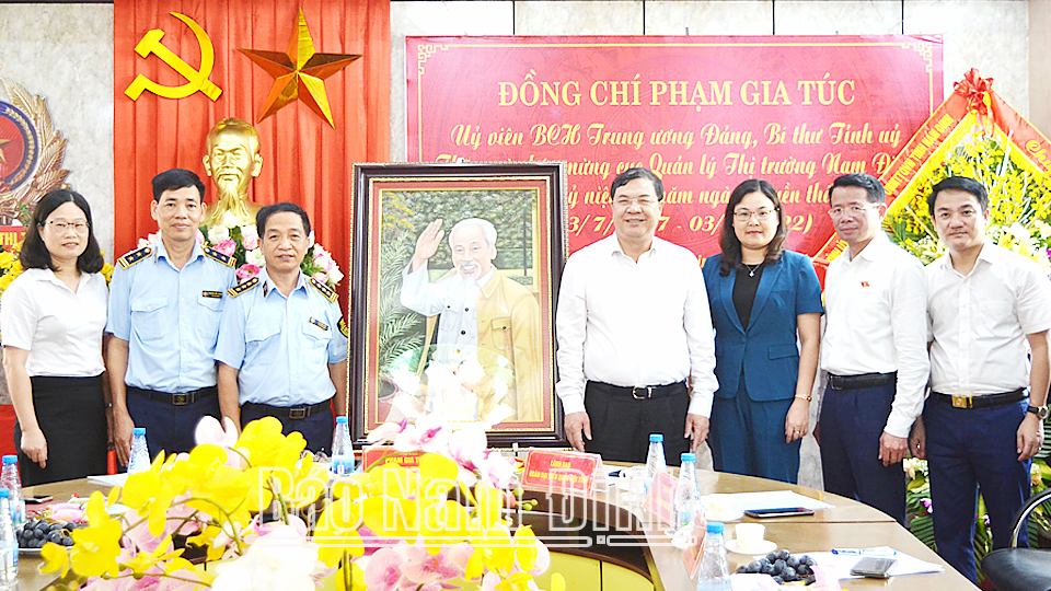 Đồng chí Phạm Gia Túc, Ủy viên BCH Trung ương Đảng, Bí thư Tỉnh ủy tặng quà lưu niệm cho Cục Quản lý thị trường tỉnh.