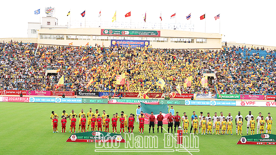 1359: Đông đảo người hâm mộ bóng đá Nam Định đến sân cổ vũ cho đội chủ nhà.