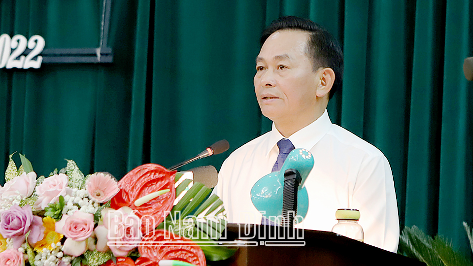 Đồng chí Nguyễn Phùng Hoan, Ủy viên Ban TVTU, Phó Chủ tịch Thường trực HĐND tỉnh trình bày báo cáo kết quả công tác 6 tháng đầu năm và nhiệm vụ trọng tâm 6 tháng cuối năm 2022