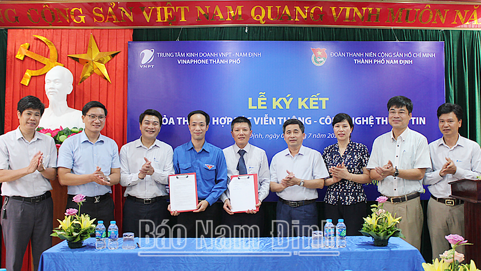 Lãnh đạo Thành ủy, HĐND, UBND thành phố Nam Định; Tỉnh Đoàn chứng kiến lễ ký kết thỏa thuận giữa Vinaphone thành phố Nam Định và Thành Đoàn Nam Định.