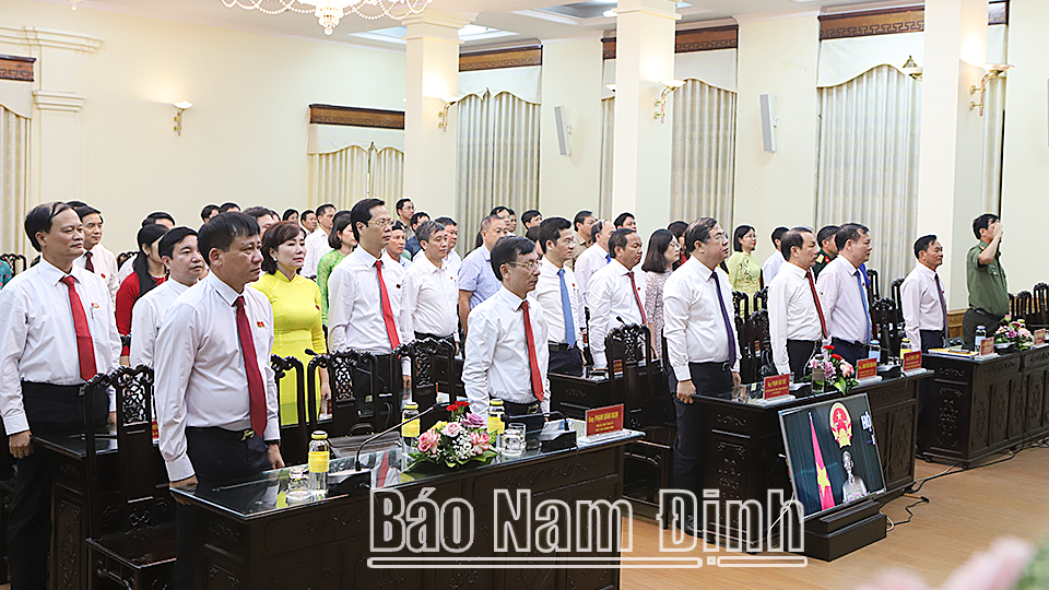 Các đại biểu thực hiện nghi thức chào cờ bế mạc kỳ họp thứ bảy HĐND tỉnh khóa XIX