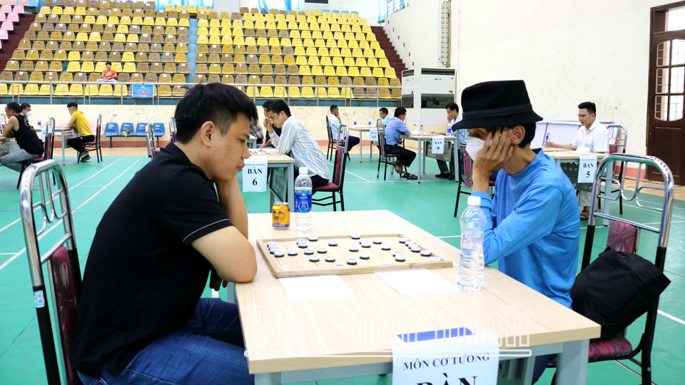 Các vận động viên thi đấu môn Cờ tướng tại Giải vô địch cờ vua, cờ tướng tỉnh năm 2022.