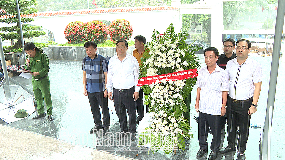 Các đồng chí lãnh đạo tỉnh dâng hương, đặt vòng hoa viếng các Anh hùng Liệt sĩ tại Khu di tích lịch sử Ngã ba Đồng Lộc (Hà Tĩnh).