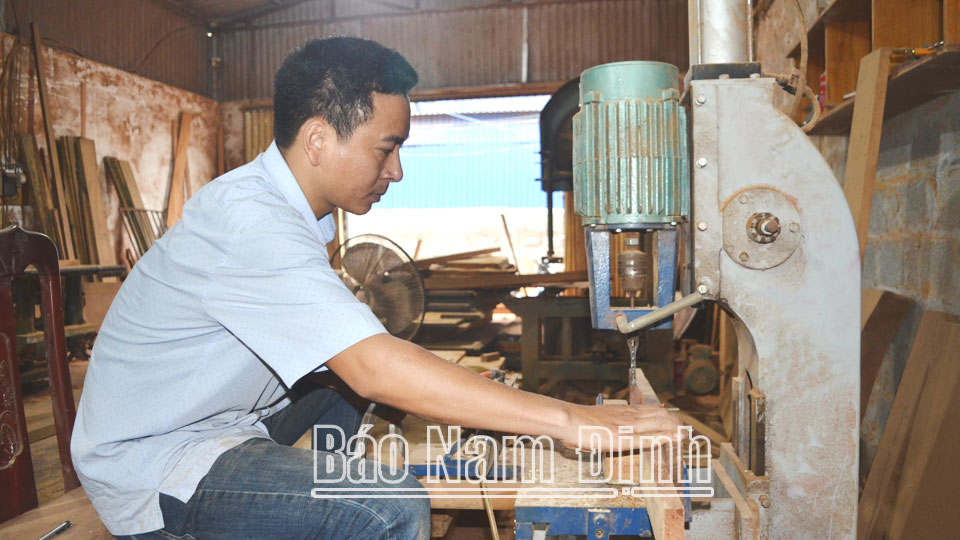Sản xuất đồ gỗ mỹ nghệ tại làng nghề Tây Kênh, thị trấn Cổ Lễ (Trực Ninh).