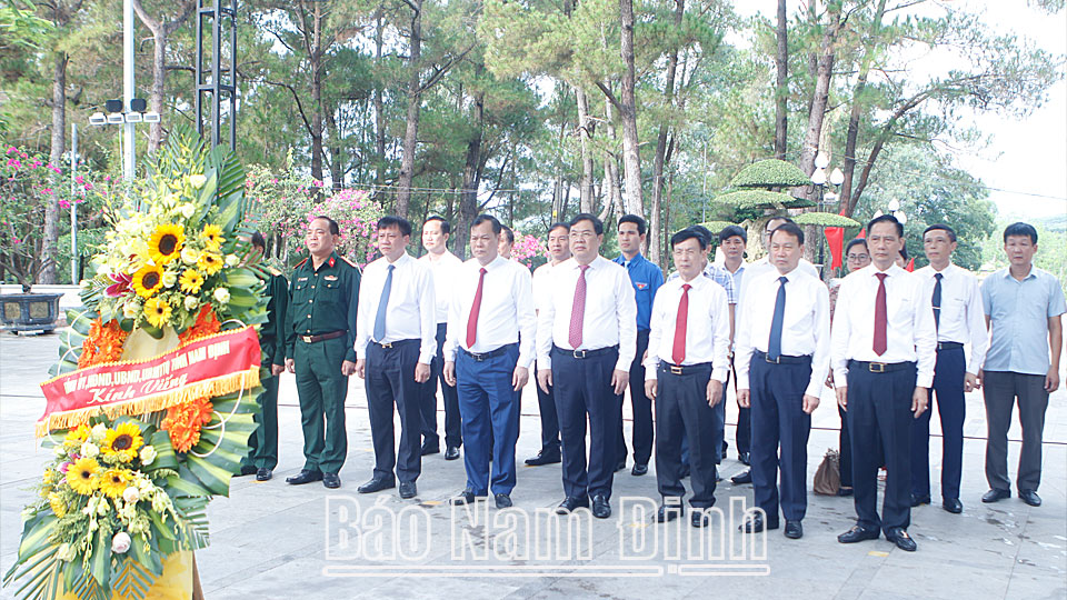 Đoàn đại biểu của Tỉnh ủy, HĐND, UBND, Ủy ban MTTQ tỉnh đặt vòng hoa, thắp hương viếng các Anh hùng Liệt sĩ tại Đài tưởng niệm Nghĩa trang liệt sĩ Quốc gia Trường Sơn.