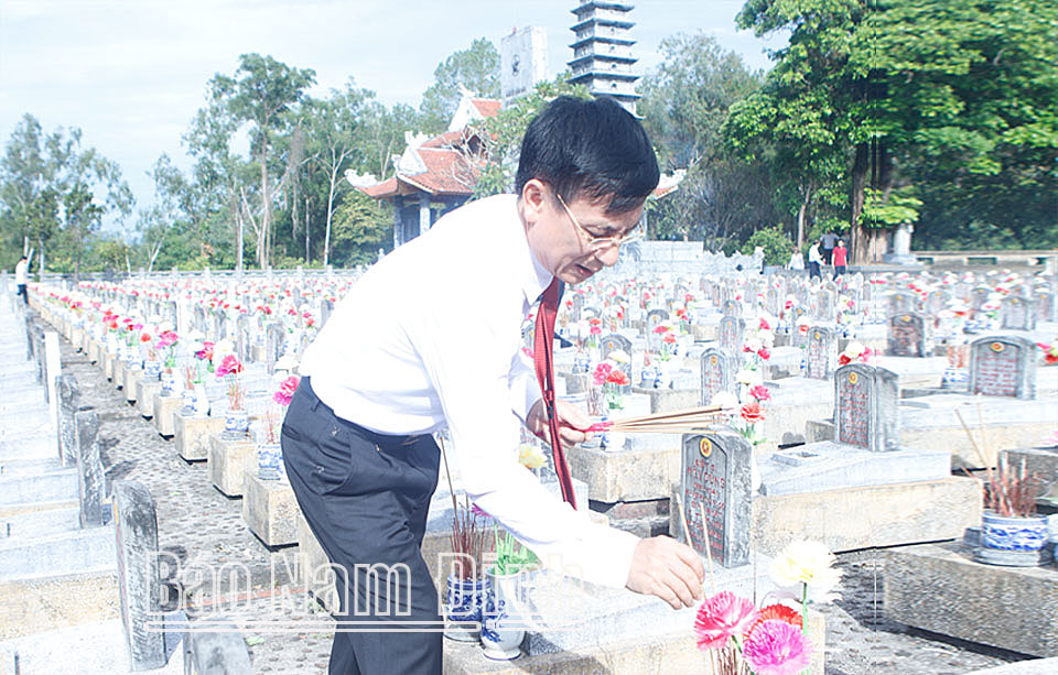 Đồng chí Phạm Đình Nghị, Phó Bí thư Tỉnh ủy, Chủ tịch UBND tỉnh thắp hương phần mộ các liệt sĩ quê hương Nam Định tại Nghĩa trang liệt sĩ Quốc gia Trường Sơn.
