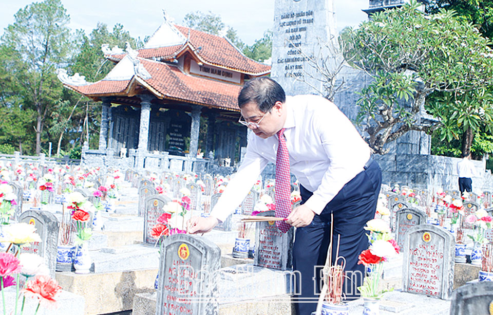 Đồng chí Phạm Gia Túc, Ủy viên BCH Trung ương Đảng, Bí thư Tỉnh uỷ thắp hương phần mộ các liệt sĩ quê hương Nam Định tại Nghĩa trang liệt sĩ Quốc gia Trường Sơn.