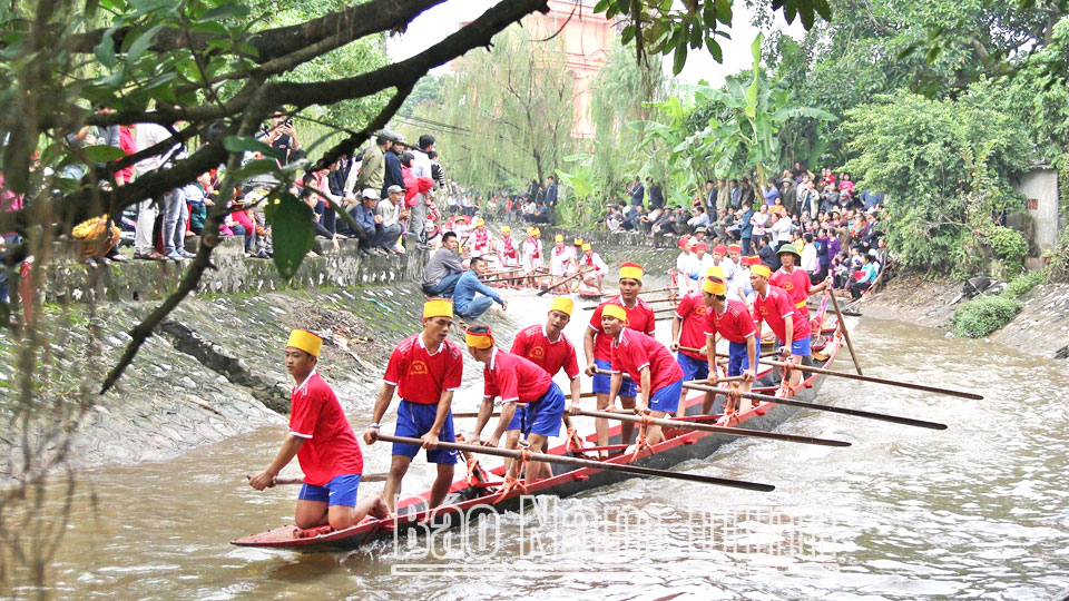 Bơi chải đứng trong Lễ hội Chùa Keo Hành Thiện, xã Xuân Hồng.