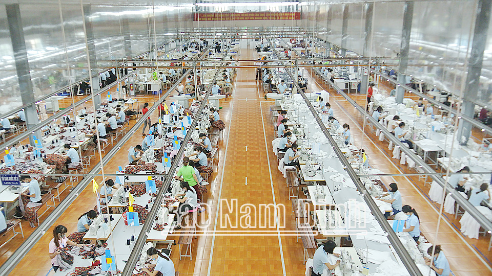Một xưởng sản xuất chăn ga tại Công ty CP May Sông Hồng ở xã Hải Phương (Hải Hậu).
