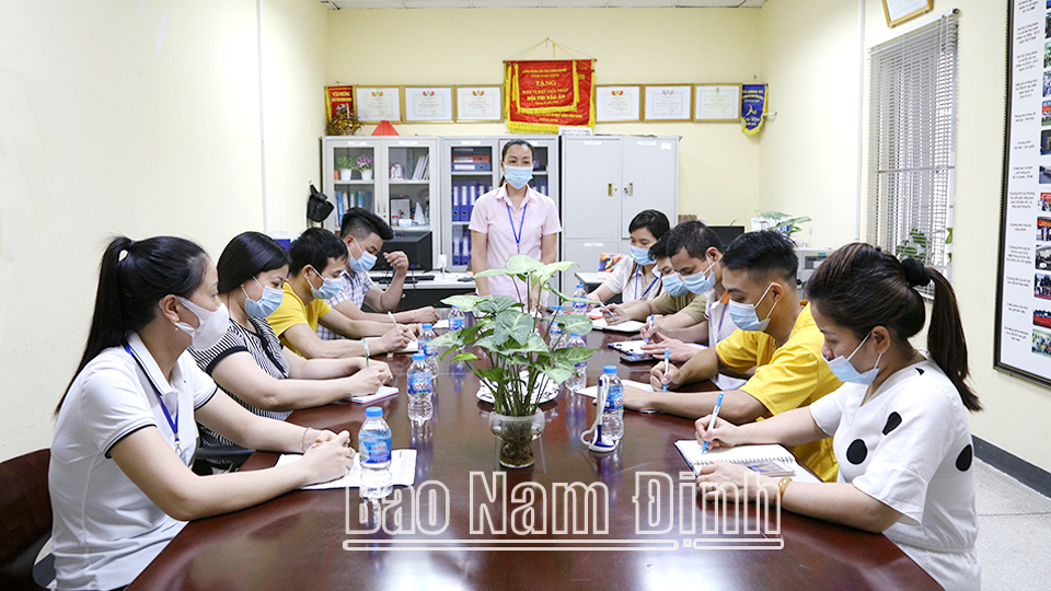 Công đoàn cơ sở Công ty TNHH YoungOne, Khu công nghiệp Hòa Xá (thành phố Nam Định) triển khai phát động hưởng ứng 1 triệu sáng kiến tới công nhân lao động.