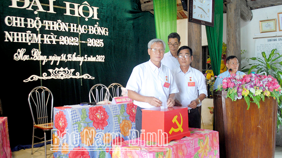 Các đại biểu dự đại hội chi bộ thôn Hạc Bổng, xã Yên Trị bỏ phiếu bầu cấp ủy nhiệm kỳ mới.