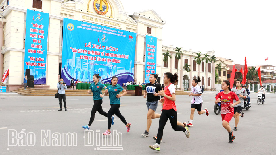 Các vận động viên điền kinh trẻ tham gia Giải Việt dã tỉnh năm 2022.