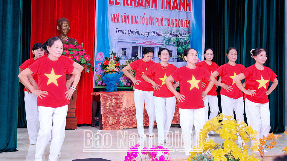 Câu lạc bộ dân vũ thị trấn Mỹ Lộc (Mỹ Lộc) đồng diễn trong lễ khánh thành nhà văn hóa tổ dân phố.
