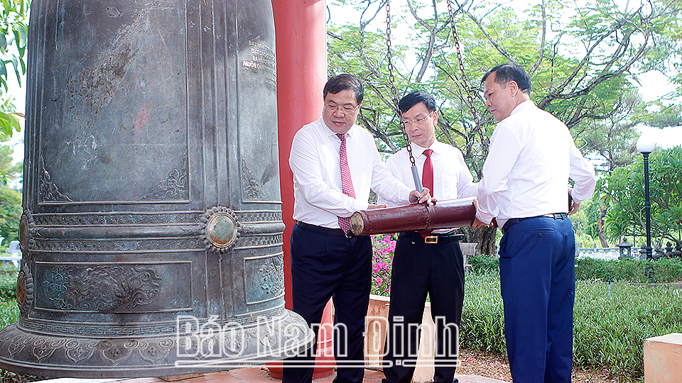 Các đồng chí Thường trực Tỉnh ủy thỉnh chuông tưởng niệm, tri ân các Anh hùng Liệt sĩ tại Đài tưởng niệm Nghĩa trang Liệt sĩ quốc gia Trường Sơn.