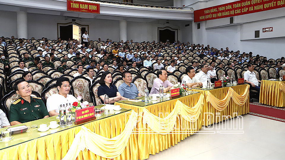 Các đồng chí lãnh đạo tỉnh, lãnh đạo các sở, bạn, ngành, đoàn thể dự hội nghị tại điểm cầu Nam Định.