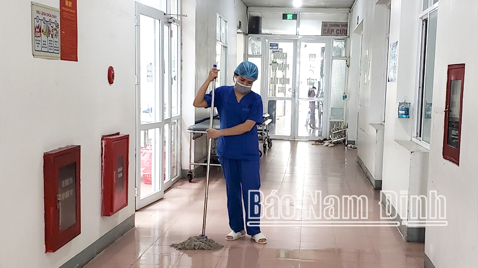 Nhân viên lao công tại Bệnh viện Phụ sản Nam Định (thành phố Nam Định) vệ sinh khu vực hành lang.