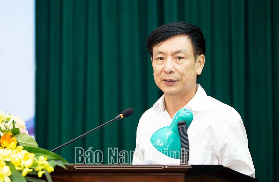 Đồng chí Phạm Đình Nghị, Phó Bí thư Tỉnh uỷ, Chủ tịch UBND tỉnh phát biểu tại hội thảo.