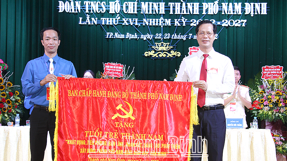 Đồng chí Nguyễn Anh Tuấn, Ủy viên Ban TVTU, Bí thư Thành ủy Nam Định tặng bức trướng của Ban Chấp hành Đảng bộ thành phố Nam Định cho tuổi trẻ Thành Nam.