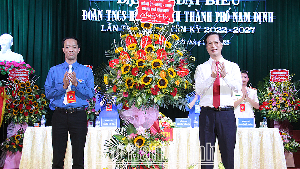 Đồng chí Nguyễn Anh Tuấn, Ủy viên Ban TVTU, Bí thư Thành ủy Nam Định tặng hoa chúc mừng Đại hội.