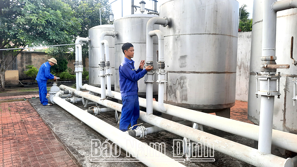 Công nhân Nhà máy nước sạch Yên Định (Công ty Cổ phần Nước sạch và Vệ sinh nông thôn tỉnh Nam Định) kiểm tra, vận hành hệ thống cấp nước.