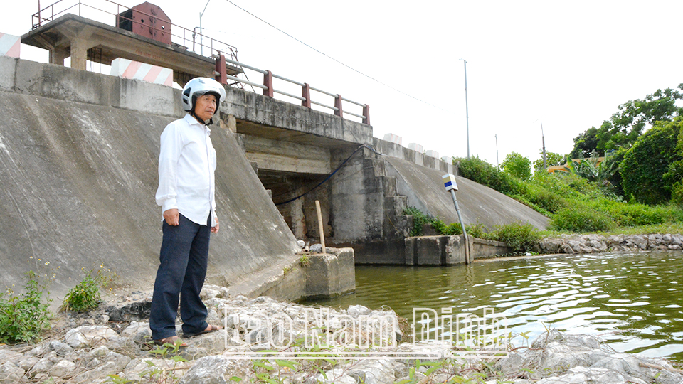 Phòng Nông nghiệp và Phát triển nông thôn huyện Giao Thủy thường xuyên kiểm tra trọng điểm cống Cồn Năm xã Giao Hương đã xuống cấp.