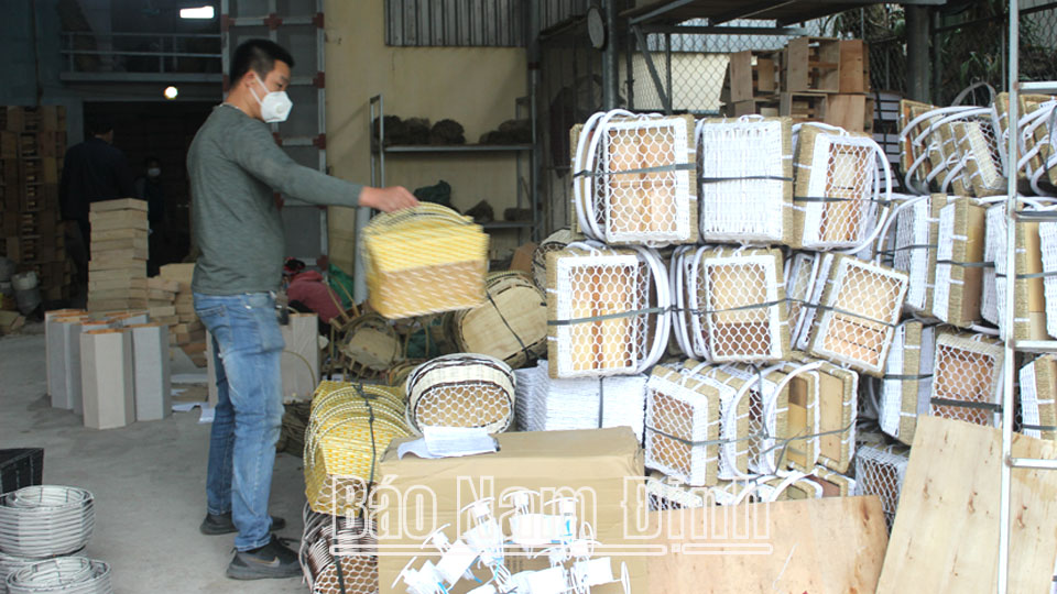Anh Trần Văn Toản, xã Trực Tuấn là điển hình nông dân sản xuất, kinh doanh giỏi với mô hình sản xuất hàng thủ công mỹ nghệ.