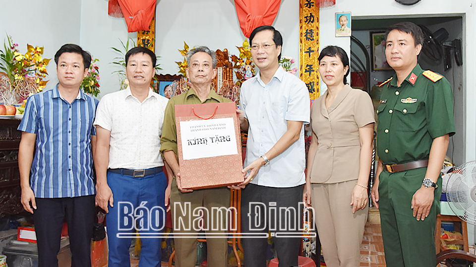 Đồng chí Nguyễn Anh Tuấn, Ủy viên Ban TVTU, Bí thư Thành ủy, Chủ tịch HĐND thành phố Nam Định đến thăm, tặng quà ông Đỗ Công Thắng, sinh năm 1958, là thương binh 81%, ở số nhà 3/63 đường Đệ Tứ, phường Lộc Hạ.