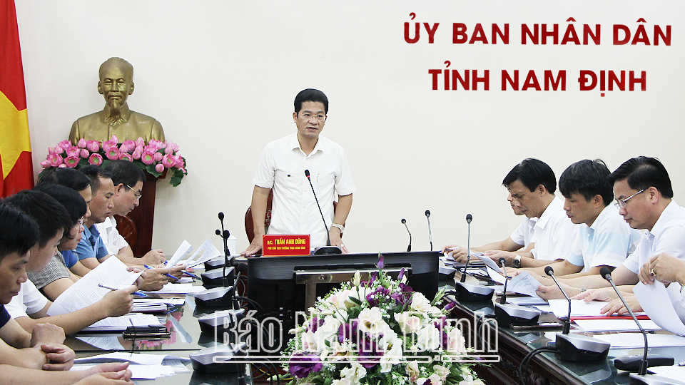 Đồng chí Trần Anh Dũng, Ủy viên Ban TVTU, Phó Chủ tịch Thường trực UBND tỉnh, Trưởng Ban vận động Quỹ HTND tỉnh phát biểu chỉ đạo tại hội nghị.