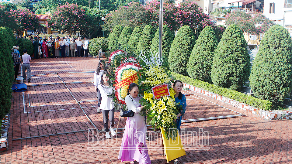 Câu lạc bộ Cựu chiến binh - Cựu học sinh Trường THPT chuyên Lê Hồng Phong tổ chức lễ dâng hương, đặt vòng hoa viếng, tri ân các Anh hùng Liệt sĩ tại Nghĩa trang Liệt sĩ thành phố Nam Định.