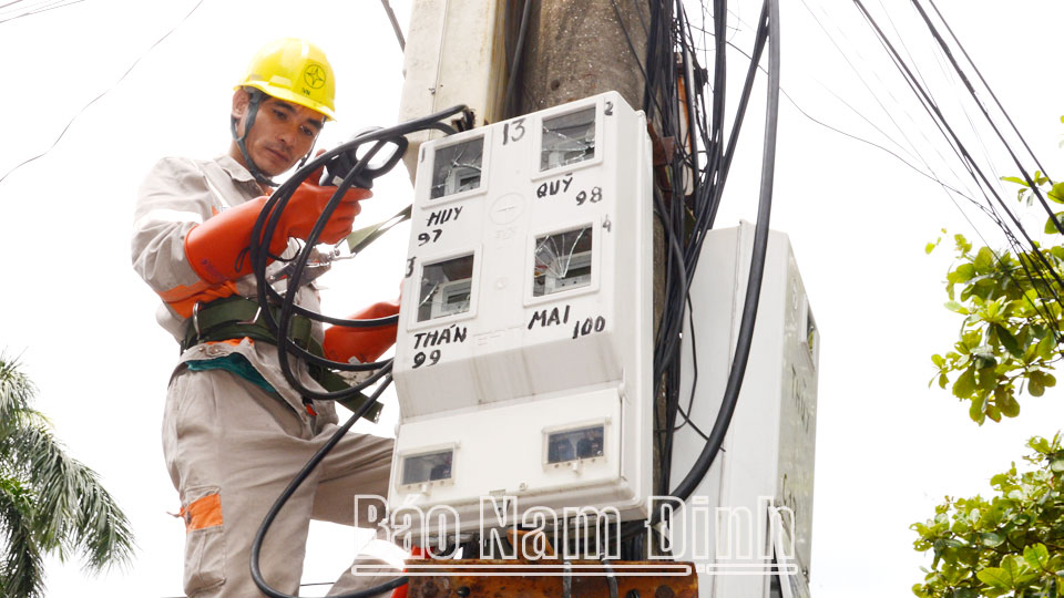 Công nhân Điện lực thành phố Nam Định sửa chữa hệ thống điện, bảo đảm an toàn cho khách hàng sử dụng trong những ngày nắng nóng.  Bài và ảnh: Xuân Thu