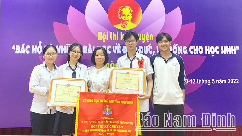Cô giáo Đào Thị Ngọc Phương (đứng giữa) và các học sinh Trường THPT Trần Hưng Đạo đoạt giải trong Hội thi Kể chuyện “Bác Hồ và những bài học về đạo đức, lối sống dành cho học sinh” năm 2022 do Sở GD và ĐT tổ chức.