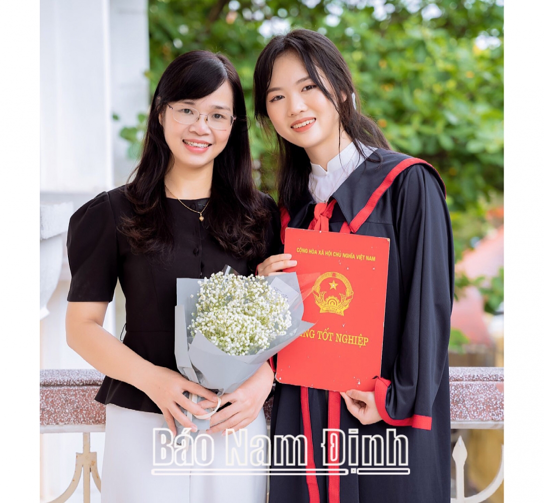 Em Đỗ Thùy Chinh, Trường THPT chuyên Lê Hồng Phong và cô giáo chủ nhiệm lớp 12. Ảnh: Do cơ sở cung cấp